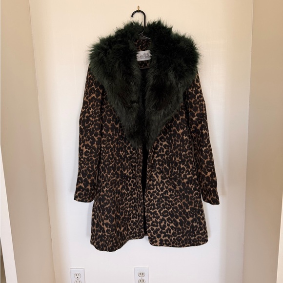 Badgley Mischka Jackets & Blazers - Badgley Mischka Leopard Print Cape with Dark Green Faux Fur